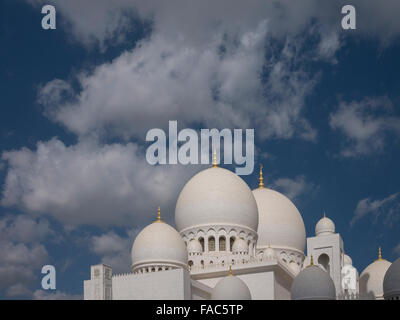 Sheikh Zayed Grand Moschee in Abu Dhabi, der Hauptstadt der Vereinigten Arabischen Emirate. Sheikh Zayed Grand Moschee vereint die kulturelle Vielfalt der islamischen Welt, die historischen und modernen Werte der Architektur und Kunst. Stockfoto