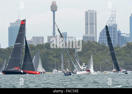 Sydney, Australien. 26. Dezember 2015. Rolex Sydney-Hobart-Regatta 2015. Comanche im Besitz von Jim Clark &amp; Kristy Hinze Clark aus SA Skipper von Skipper Ken Read Typ 100 Supermaxi, Wild Oats XI im Besitz von Robert Oatley von NSW skippered durch Mark Richards Typ RP100, Rambler, die im Besitz von George David aus den USA-Typ Jk 27m Canting Maxi beim Start des Rennens 629 nautische Meile von Sydney-Hobart-Regatta im Hafen von Sydney. © Aktion Plus Sport/Alamy Live-Nachrichten Stockfoto