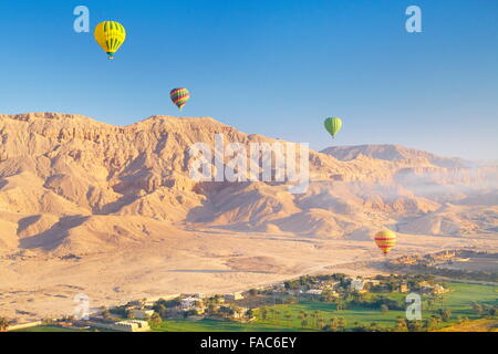 Ägypten - Ballonfahrten über dem Westufer des Nils, Landschaft mit Bergen und grünen Tal Stockfoto