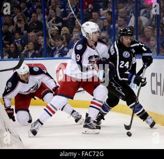 Tampa, Florida, USA. 26. Dezember 2015. DOUGLAS R. CLIFFORD | Times.Columbus Blue Jackets Center Ryan Johansen (19) fordert die Tampa Bay Lightning rechter Flügel Ryan Callahan (24) hinter der Columbus net in der ersten Phase der am Samstag (26.12.15) Spiel in Amalie Arena in Tampa. Bildnachweis: Douglas R. Clifford/Tampa Bay Times / ZUMA Draht/Alamy Live News Stockfoto