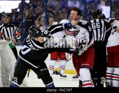 Tampa, Florida, USA. 26. Dezember 2015. Tampa Bay Lightning Center VLADISLAV NAMESTNIKOV bekommt das Gesicht von Columbus Blue Jacke RYAN JOHANSEN während der zweiten Periode in Amalie Arena getroffen. Bildnachweis: Douglas R. Clifford/Tampa Bay Times / ZUMA Draht/Alamy Live News Stockfoto