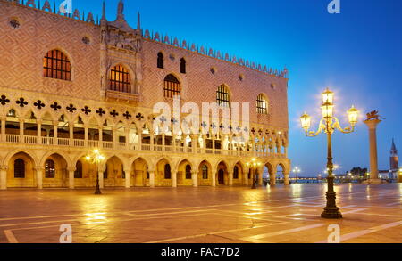 Venedig - Markusplatz Campanile und Dogenpalast (Palazzo Ducale) am Abend Zeit, Italien, UNESCO