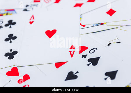 Viele der staubigen alten Spielkarten. Stockfoto