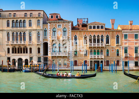 Venedig, Italien - Touristen in der Gondel auf dem Canal Grande Stockfoto