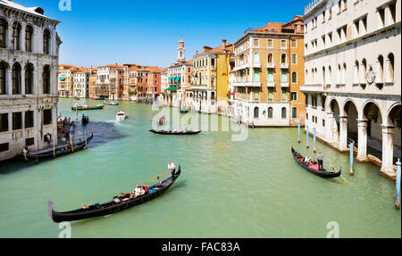 Venedig-Blick von der Rialto-Brücke - Gondel auf dem Canal Grande, Venedig, Italien, UNESCO Stockfoto