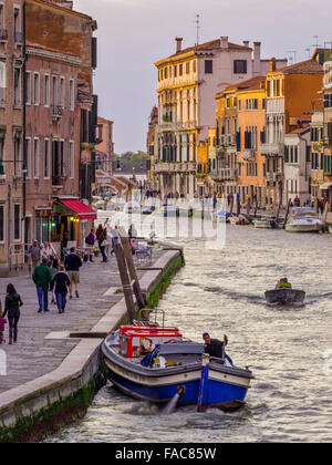 Canale di Cannaregio und Boote in Venedig, Italien Stockfoto