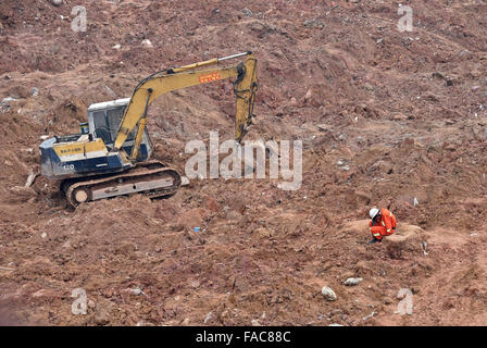 Peking, China Guangdong Provinz. 21. Dezember 2015. Ein Retter nimmt sich eine Auszeit auf dem Gelände der Erdrutsch am Industriepark in Shenzhen, Guangdong Provinz Süd-China, 21. Dezember 2015. © Liang Xu/Xinhua/Alamy Live-Nachrichten Stockfoto