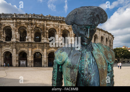 Roman Arena (Amphitheater) in Arles und Stierkämpfer Skulptur, Provence, Frankreich Stockfoto