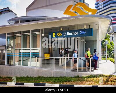 Singapur, Singapur. 27. Dezember 2015. Menschen kommen aus der u-Bahnstation Rochor im Abschnitt "Little India" von Singapur am ersten Tag war die Station geöffnet. Singapur eröffnet die Erweiterung der Downtown Line auf seine u-Bahn Sonntag. Die Erweiterung ist ein Teil von Singapurs Pläne zu dem Stadtstaat eine '' Auto lite'' Metropole mit Plänen, um die aktuellen u-Bahn mehr als 360 Kilometer Strecke bis zum Jahr 2030 verdoppeln. Die Regierung plant, 80 % der Haushalte nur 10 Gehminuten von einer u-Bahnstation zu Fuß. © Jack Kurtz/ZUMA Draht/Alamy Live-Nachrichten Stockfoto