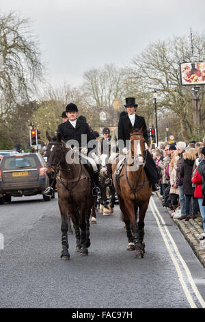 North Cotswold Jagd Weihnachtstag treffen. Broadway, Worcestershire, England Stockfoto