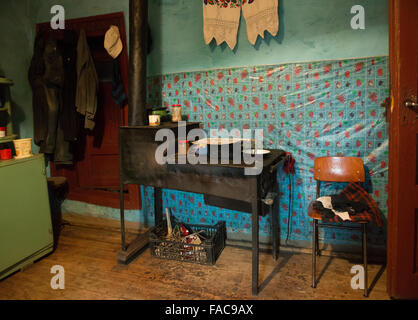 Traditionellen Holzofen in einem Haus im Bezirk Maramures, Rumänien Stockfoto