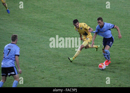 Sydney, Australien. 26. Dezember 2015. Sydney FC besiegte Central Coast Mariners durch vier Tore zu einem in 12 A-League Vorrundenspiel im Allianz-Stadion, Moore Park. Im Bild: Central Coast Mariners Spieler Michael Neill zieht das Shirt von Sydney FC Spieler Alex Gersbach, als er versucht, ihn zu bekämpfen. Urheberrecht: Karotte/Alamy Live News Stockfoto