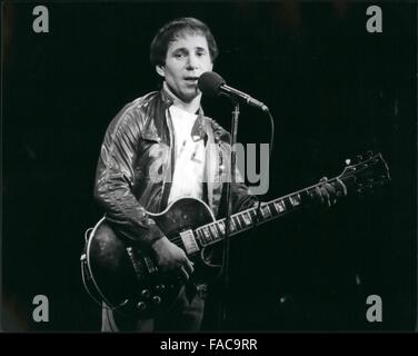 1982 - Scheitern Simon bei Konzerten in London: zehn Jahre nach der Trennung von seiner Gesangspartnerin Art Garfunkel, American star Paul Simon singt ist immer noch ein internationaler Bestseller. Ein Multi-Millionär, der in den letzten 20 Jahren 40 Millionen Platten verkauft hat, wurde er in London vor kurzem zu geben eine Reihe von Solo-Konzerte, unterstützt von einer Band und Chor, für die letzten vier Jahre er in einem Film "One Trick Pony'' die er schrieb beteiligt hat und spielte in und ist jetzt in den Staaten erschienen. Paul lebt mit der Schauspielerin Carrie Fisher, '' Star Ware'' Ruhm, während sein achtjährige Sohn Marper Leben Stockfoto