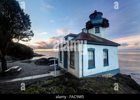 Lime Kiln Leuchtturm steht Uhr über Haro Strait in der Morgendämmerung, Washington Stockfoto
