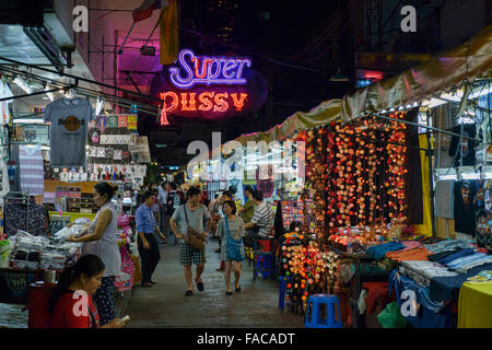 Der Nachtmarkt in Rotlichtviertel Patpong in Bangkok, Thailand Stockfoto