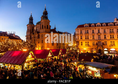 Prager Altstädter Ring, Nikolaikirche Prager Weihnachtsmarkt Prager Weihnachtsmarkt Tschechische Republik Stockfoto