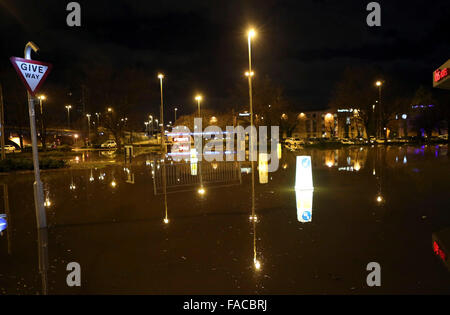 Kirkstall, Leeds, UK. 27. Dezember 2015. GV, die zeigen, dass Kirkstall Weg Einwohner in Leeds überflutet konfrontiert eine bange Nacht, nachdem eine schwere Hochwasser-für Teile der Innenstadt Warnung. Environment Agency Beamten Warnung eine rot - den höchsten Alert - für Teile der Innenstadt souverän Street, The Calls und Clarence-Dockingstation.   Den Fluss Aire in Leeds Crown Point, in der Regel in einer Höhe von 0,9 Meter stieg bis 2,95 Meter um 01:00, seine bisherige Bestmarke betrug 2,45 Meter im Juni 2007 aufgenommen. Bildnachweis: Uknip/Alamy Live-Nachrichten Stockfoto