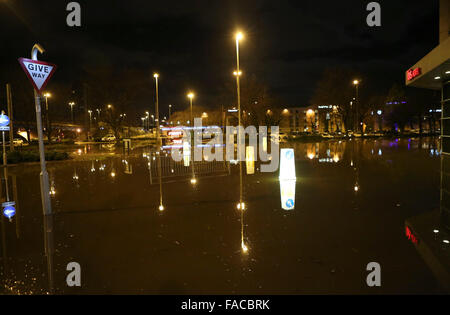 Kirkstall, Leeds, UK. 27. Dezember 2015. GV, die zeigen, dass Kirkstall Weg Einwohner in Leeds überflutet konfrontiert eine bange Nacht, nachdem eine schwere Hochwasser-für Teile der Innenstadt Warnung. Environment Agency Beamten Warnung eine rot - den höchsten Alert - für Teile der Innenstadt souverän Street, The Calls und Clarence-Dockingstation.   Den Fluss Aire in Leeds Crown Point, in der Regel in einer Höhe von 0,9 Meter stieg bis 2,95 Meter um 01:00, seine bisherige Bestmarke betrug 2,45 Meter im Juni 2007 aufgenommen. Bildnachweis: Uknip/Alamy Live-Nachrichten Stockfoto