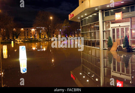 Kirkstall, Leeds, UK. 27. Dezember 2015. GV, die zeigen, dass Kirkstall Weg Einwohner in Leeds überflutet konfrontiert eine bange Nacht, nachdem eine schwere Hochwasser-für Teile der Innenstadt Warnung. Environment Agency Beamten Warnung eine rot - den höchsten Alert - für Teile der Innenstadt souverän Street, The Calls und Clarence-Dockingstation.   Den Fluss Aire in Leeds Crown Point, in der Regel in einer Höhe von 0,9 Meter stieg bis 2,95 Meter um 01:00, seine bisherige Bestmarke betrug 2,45 Meter im Juni 2007 aufgenommen. Bildnachweis: Uknip/Alamy Live-Nachrichten Stockfoto