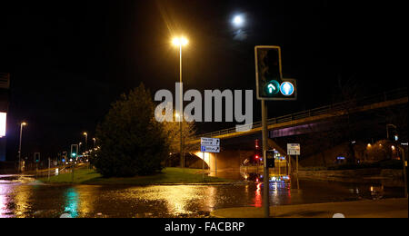 Kirkstall, Leeds, UK. 27. Dezember 2015. GV, die zeigen, dass Kirkstall Weg Einwohner in Leeds überflutet konfrontiert eine bange Nacht, nachdem eine schwere Hochwasser-für Teile der Innenstadt Warnung. Environment Agency Beamten Warnung eine rot - den höchsten Alert - für Teile der Innenstadt souverän Street, The Calls und Clarence-Dockingstation.   Den Fluss Aire in Leeds Crown Point, in der Regel in einer Höhe von 0,9 Meter stieg bis 2,95 Meter um 01:00, seine bisherige Bestmarke betrug 2,45 Meter im Juni 2007 aufgenommen. Bildnachweis: Uknip/Alamy Live-Nachrichten Stockfoto