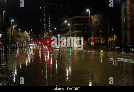 Kirkstall, Leeds, UK. 27. Dezember 2015. GV, die zeigen, dass Kirkstall Weg Einwohner in Leeds überflutet konfrontiert eine bange Nacht, nachdem eine schwere Hochwasser-für Teile der Innenstadt Warnung. Environment Agency Beamten Warnung eine rot - den höchsten Alert - für Teile der Innenstadt souverän Street, The Calls und Clarence-Dockingstation.   Den Fluss Aire in Leeds Crown Point, in der Regel in einer Höhe von 0,9 Meter stieg bis 2,95 Meter um 01:00, seine bisherige Bestmarke betrug 2,45 Meter im Juni 2007 aufgenommen. Bildnachweis: Uknip/Alamy Live-Nachrichten Stockfoto