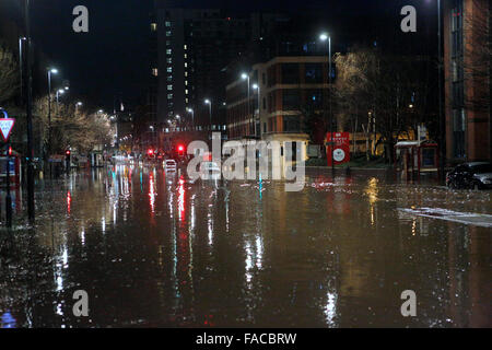 Kirkstall, Leeds, UK. 27. Dezember 2015. GV, die zeigen, dass Kirkstall Weg Einwohner in Leeds überflutet konfrontiert eine bange Nacht, nachdem eine schwere Hochwasser-für Teile der Innenstadt Warnung. Environment Agency Beamten Warnung eine rot - den höchsten Alert - für Teile der Innenstadt souverän Street, The Calls und Clarence-Dockingstation.   Den Fluss Aire in Leeds Crown Point, in der Regel in einer Höhe von 0,9 Meter stieg bis 2,95 Meter um 01:00, seine bisherige Bestmarke betrug 2,45 Meter im Juni 2007 aufgenommen. Bildnachweis: Uknip/Alamy Live-Nachrichten Stockfoto