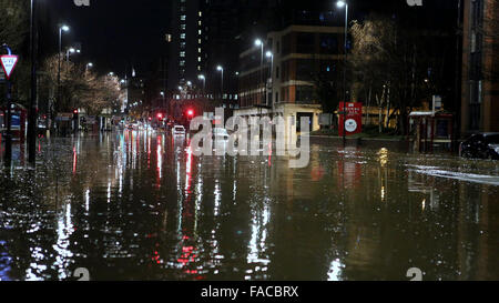 Kirkstall, Leeds, UK. 27. Dezember 2015. GV, die zeigen, dass Kirkstall Weg Einwohner in Leeds überflutet konfrontiert eine bange Nacht, nachdem eine schwere Hochwasser-für Teile der Innenstadt Warnung. Environment Agency Beamten Warnung eine rot - den höchsten Alert - für Teile der Innenstadt souverän Street, The Calls und Clarence-Dockingstation.   Den Fluss Aire in Leeds Crown Point, in der Regel in einer Höhe von 0,9 Meter stieg bis 2,95 Meter um 01:00, seine bisherige Bestmarke betrug 2,45 Meter im Juni 2007 aufgenommen. Bildnachweis: Uknip/Alamy Live-Nachrichten Stockfoto