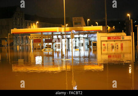 Kirkstall, Leeds, UK. 27. Dezember 2015. GV, die zeigen, dass Kirkstall Weg Einwohner in Leeds überflutet konfrontiert eine bange Nacht, nachdem eine schwere Hochwasser-für Teile der Innenstadt Warnung. Environment Agency Beamten Warnung eine rot - den höchsten Alert - für Teile der Innenstadt souverän Street, The Calls und Clarence-Dockingstation.   Den Fluss Aire in Leeds Crown Point, in der Regel in einer Höhe von 0,9 Meter stieg bis 2,95 Meter um 01:00, seine bisherige Bestmarke betrug 2,45 Meter im Juni 2007 aufgenommen. Bildnachweis: Uknip/Alamy Live-Nachrichten Stockfoto