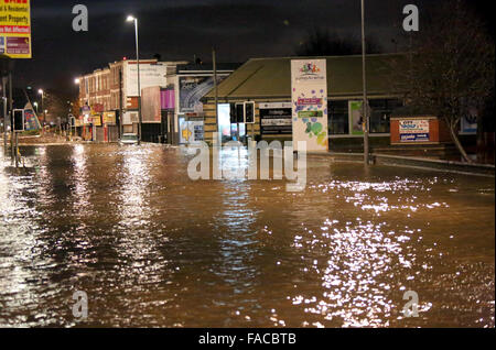 Kirkstall, Leeds, UK. 27. Dezember 2015. GV, die zeigen, dass Kirkstall Weg Einwohner in Leeds überflutet konfrontiert eine bange Nacht, nachdem eine schwere Hochwasser-für Teile der Innenstadt Warnung. Environment Agency Beamten Warnung eine rot - den höchsten Alert - für Teile der Innenstadt souverän Street, The Calls und Clarence-Dockingstation.   Den Fluss Aire in Leeds Crown Point, in der Regel in einer Höhe von 0,9 Meter stieg bis 2,95 Meter um 01:00, seine bisherige Bestmarke betrug 2,45 Meter im Juni 2007 aufgenommen. Bildnachweis: Uknip/Alamy Live-Nachrichten Stockfoto