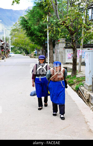 Baisha Dorf machte Mais trocknen,, Dorfbewohner, Innenhöfe, Kunst, Hand geschlagenen Kupfer Objekte, Lijiang, Yunnan, Volksrepublik China, Volksrepublik China Stockfoto