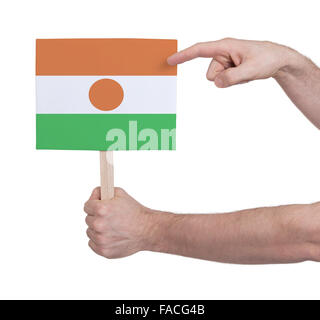 Hand, die kleine Karte, isoliert auf weiss - Flagge Niger Stockfoto