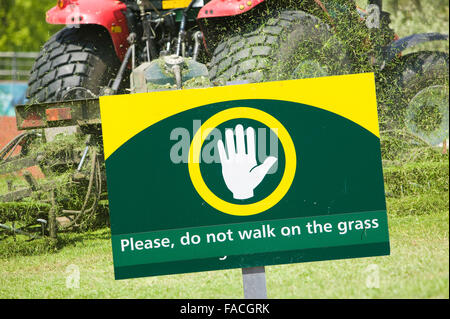 Ein Rat Auftragnehmer Rasenmähen in einem Park in Leicester UK. Klimawandel ist die Verlängerung der Vegetationsperiode für Grass, d. h. t Stockfoto