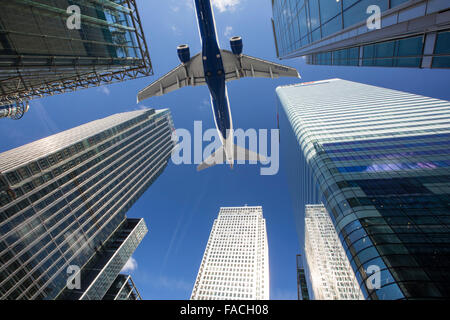 Banken in Canary Wharf, London, UK mit dem Flugzeug überfliegen. Stockfoto