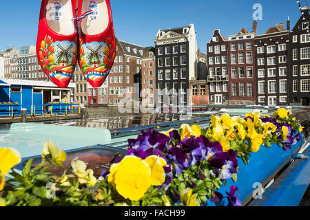 Tour-Boote vor der alten Häuser, Cetnral Amsterdam, Niederlande. Stockfoto