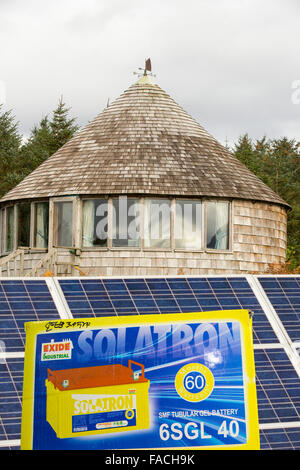 Ein grünes Haus mit Strom versorgt, durch Wind und solar in Scoraig, in NW-Schottland, eines der am weitesten entfernten Gemeinden auf Festland Großbritannien, nach Hause Stockfoto