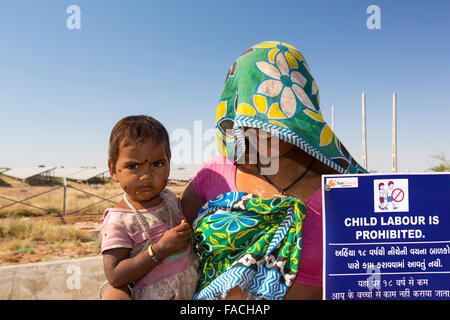 Asiens größte solar Popwer Bahnhof, der Gujarat-Solarpark in Gujarat, Indien. Es hat eine installierte Leistung von 1000 MW Stockfoto