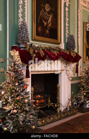 Großbritannien, England, Cheshire, Knutsford, Hall Tatton, Weihnachtsschmuck im Speisesaal, Baum am Kamin Stockfoto