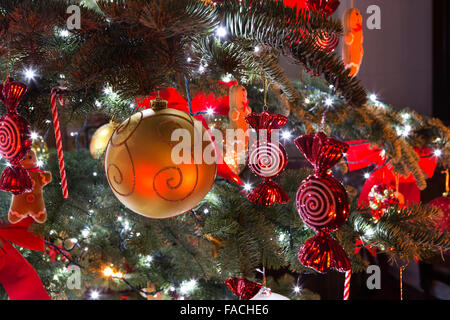 Großbritannien, England, Cheshire, Knutsford, Hall Tatton, Dekoration am Weihnachtsbaum in der Treppenhalle Stockfoto