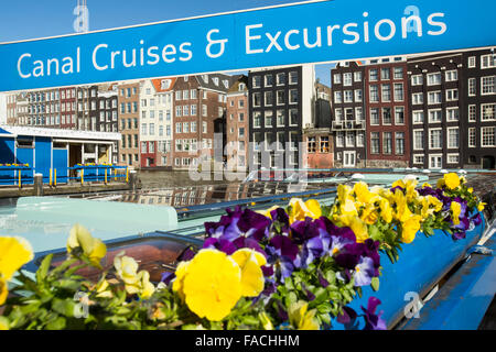 Tour-Boote vor der alten Häuser, Cetnral Amsterdam, Niederlande. Stockfoto