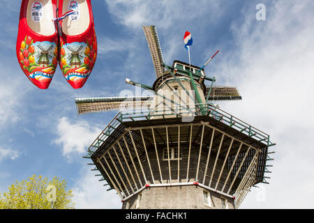 Eine große hölzerne Windmühle in Amsterdam, Niederlande. Die meisten Windmühlen wurden in den Niederlanden zu Pumpwasser aus dem lan gebaut. Stockfoto