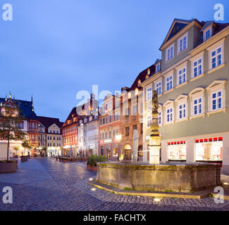 Historische Wohn- und Geschäftshäusern auf dem Markt in der Abenddämmerung, Spengler-Brunnen, Landkreis Coburg, Oberfranken Stockfoto