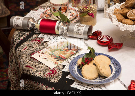 Großbritannien, England, Cheshire, Knutsford, Tatton Hall, die Haushälterin Wohnzimmer Tisch zu Weihnachten Stockfoto