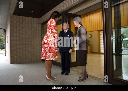 US-Präsidentengattin Michelle Obama grüßt der Kaiser von Japan Akihito und Kaiserin Michiko in der Hofburg 19. März 2015 in Tokio, Japan. Stockfoto