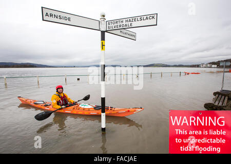 Kajakfahrer in den Fluten auf der Straße bei Storth an der Mündung der Kent in Cumbria, UK, während der Januar 2014 zu stürmen, Überspannungsschutz und h Stockfoto