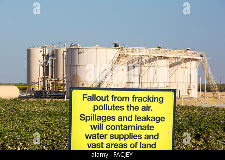 Ein Fracking Seite Fracking in der Nähe von Wasco im kalifornischen Central Valley, USA, neben einem Bauern Baumwollernte. Fracking für natura Stockfoto