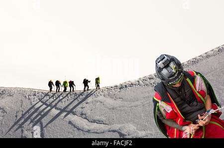 Bergsteiger auf die Aiguille Du Midi Chamonix, Frankreich und ein Base-Jumper Abseilen aus dem Vallée Blanche Vorfeld arete Stockfoto