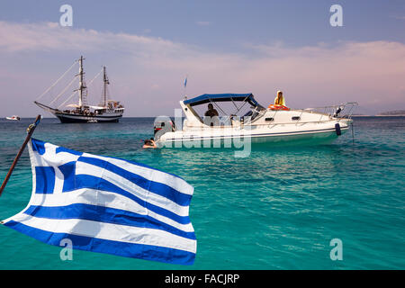 Boote vor Anker in einer geschützten Bucht in Inseln vor Sivota in Griechenland. Stockfoto