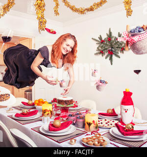 Young, Cocktail gekleidete Frau schweben mit Essen im Speisesaal. Stockfoto