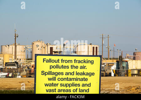 Ein Fracking Seite Fracking in der Nähe von Wasco im kalifornischen Central Valley, USA. Fracking für Erdgas und Erdöl, verringerte ener Stockfoto