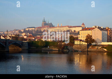 Blick auf die Prager Burg von Vltava Seite, Tschechien Stockfoto